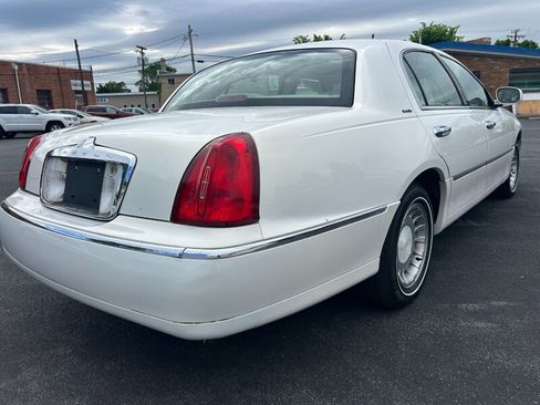 Used 2002 Lincoln Town Car Executive RWD image 3