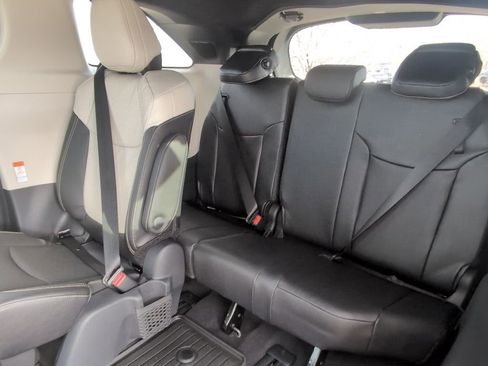 Used 2026 Toyota Sienna Limited image 25