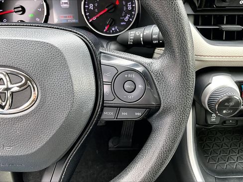 Used 2021 Toyota RAV4 XLE w/ Convenience Package image 25