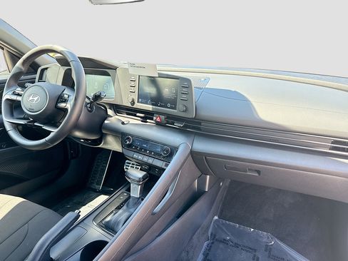 Certified 2025 Hyundai Elantra Sport image 29
