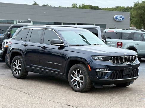 Used 2023 Jeep Grand Cherokee Limited AWD/4WD image 34
