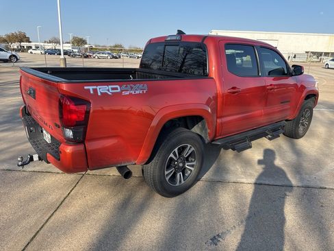 Used 2018 Toyota Tacoma TRD Sport w/ Technology Package image 4
