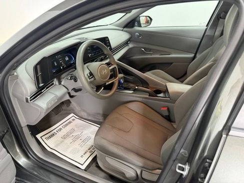 Certified 2025 Hyundai Elantra SE FWD image 9
