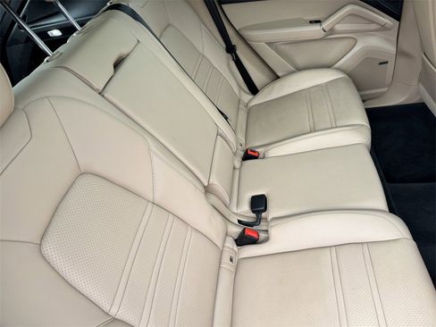 Used 2022 Porsche Cayenne image 28