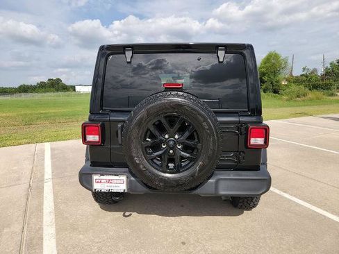 Used 2023 Jeep Wrangler Unlimited Sport w/ Sun And Sound Package AWD/4WD image 6