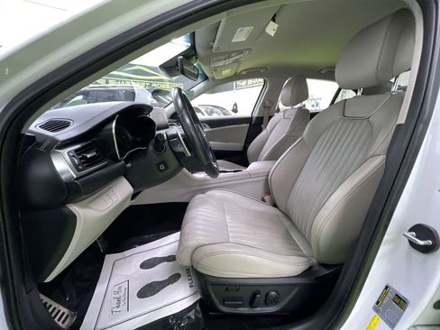 Used 2019 Genesis G70 3.3T Advanced image 17