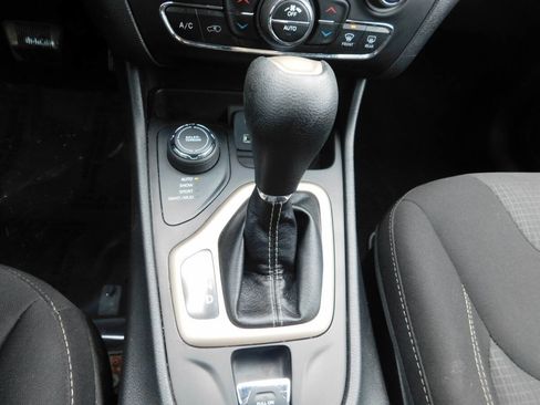 Used 2017 Jeep Cherokee Latitude w/ Comfort/Convenience Group image 19