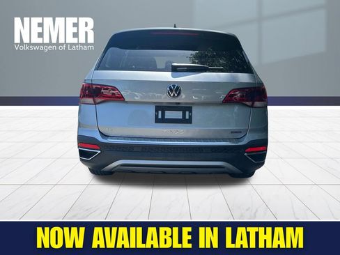Certified 2023 Volkswagen Taos SE w/ Panoramic Sunroof Package AWD/4WD image 3