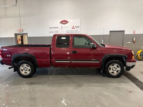 Used 2006 Chevrolet Silverado 1500 LT w/ Light Duty Power Package AWD/4WD image 2