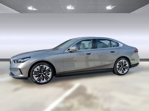 New 2026 BMW i5 eDrive40 w/ Premium Package image 2