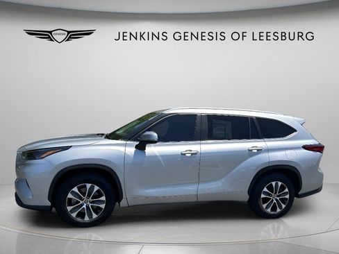 Used 2023 Toyota Highlander XLE FWD image 10