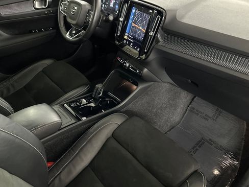 Used 2021 Volvo XC40 T4 R-Design w/ Climate Package image 16