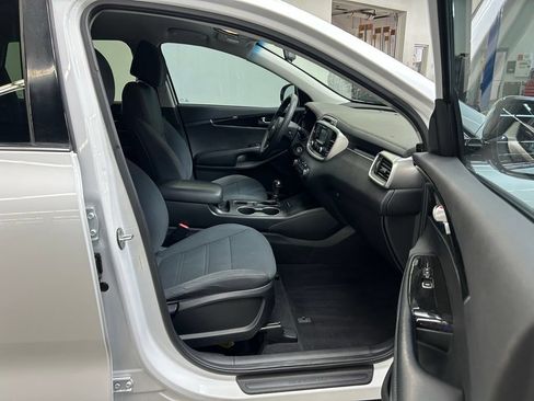 Used 2017 Kia Sorento FWD image 12