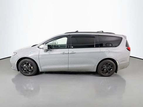 Used 2022 Chrysler Pacifica Touring-L w/ S Appearance Package FWD image 4