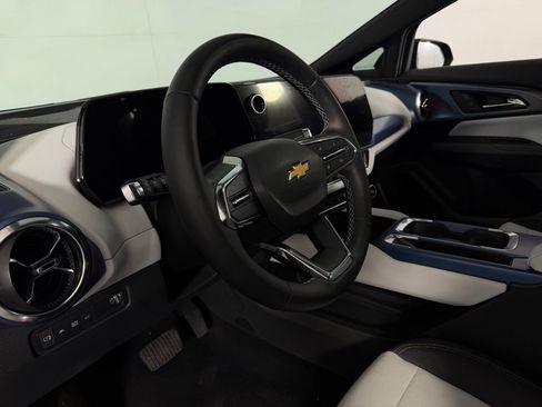 Used 2025 Chevrolet Equinox EV LT image 20