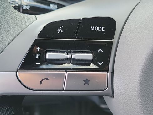 Certified 2025 Hyundai Elantra SE image 8