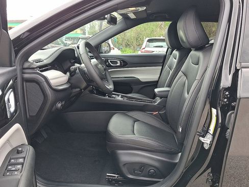 Certified 2025 Jeep Compass Limited AWD/4WD image 11