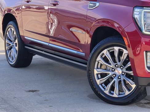 Used 2021 GMC Yukon XL Denali w/ Denali Premium Package AWD/4WD image 11