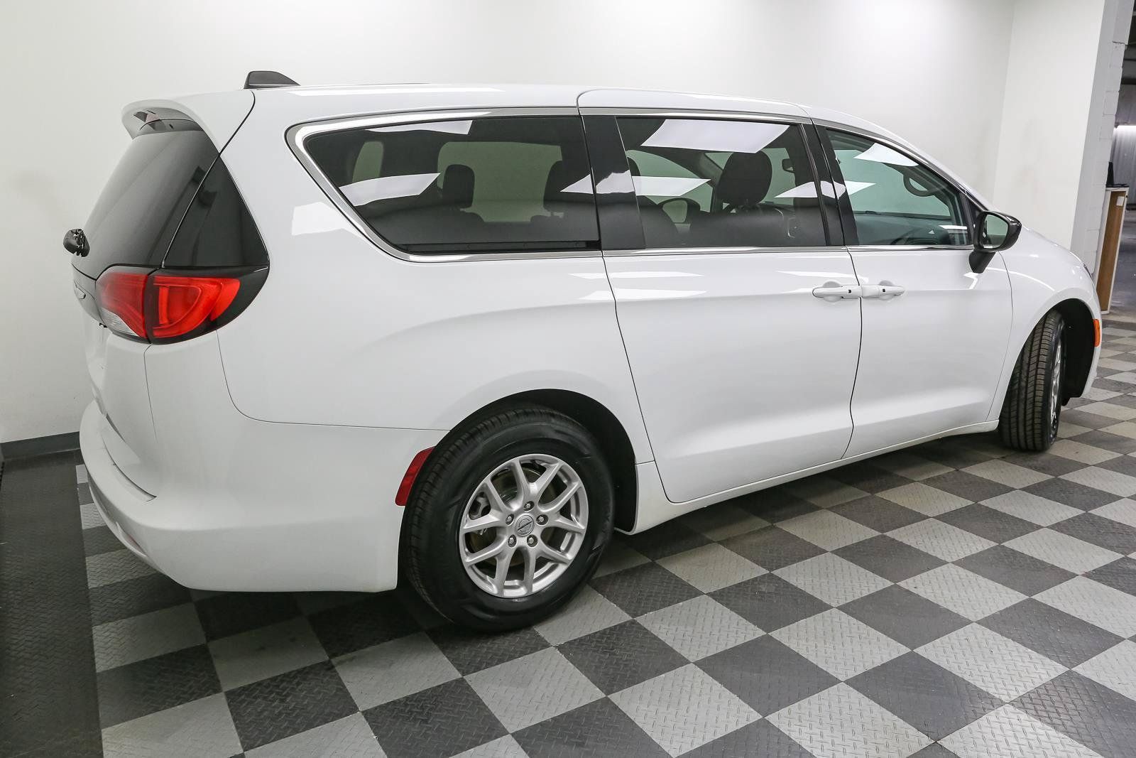 Used 2024 Chrysler Voyager LX FWD image 8