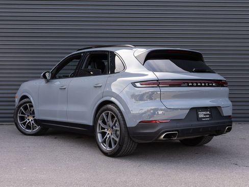 Certified 2025 Porsche Cayenne Base image 3