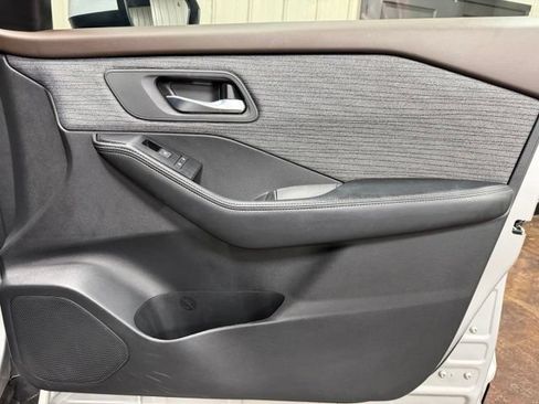 Used 2023 Nissan Rogue SV AWD/4WD image 25