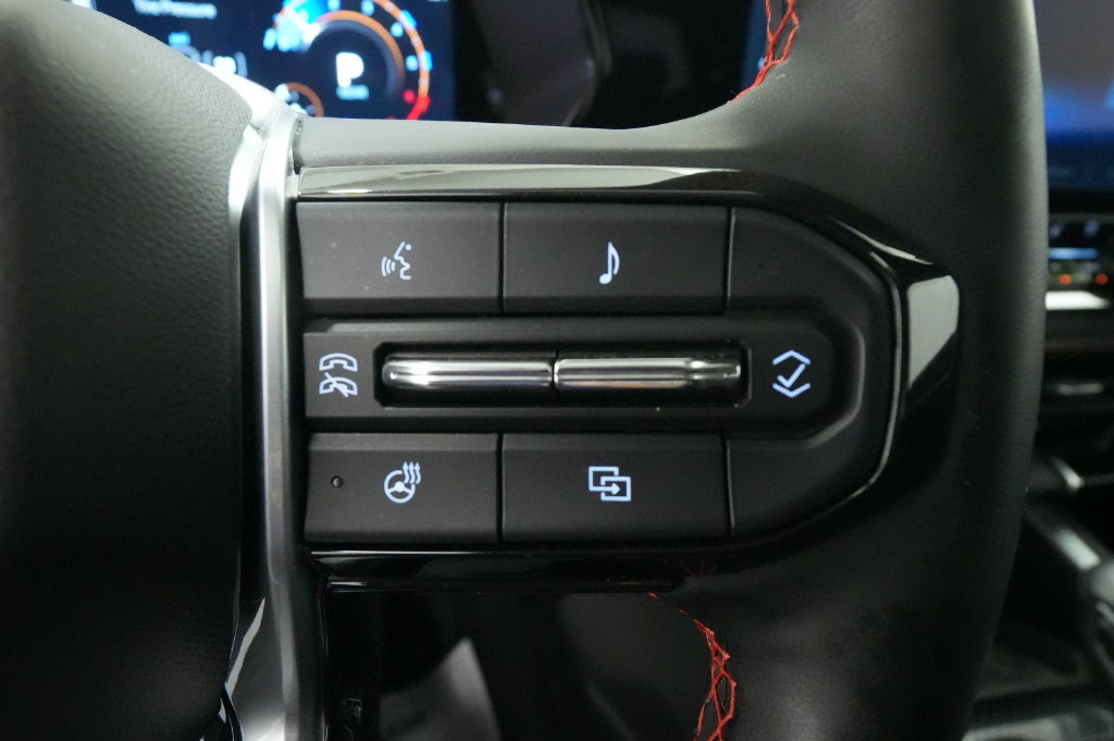 Used 2025 Chevrolet Colorado Z71 w/ Technology Package AWD/4WD image 37