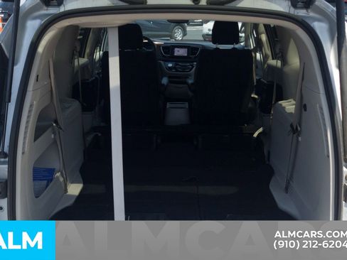 Used 2023 Chrysler Voyager LX FWD image 9