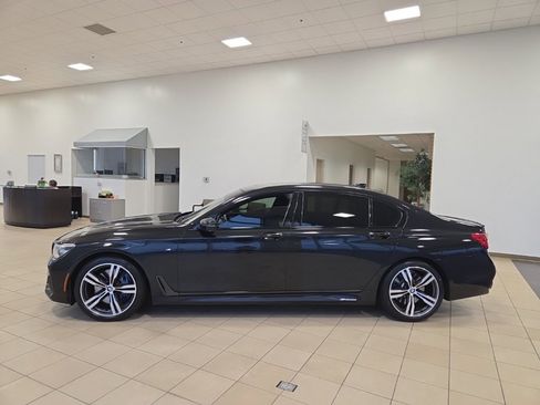 Used 2017 BMW 750i xDrive image 2