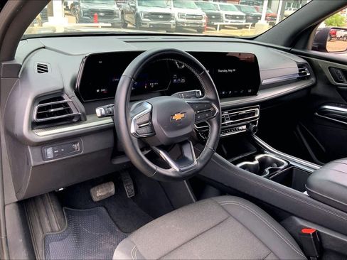 Used 2025 Chevrolet Traverse LT FWD image 18