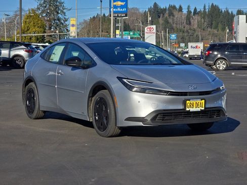 New 2026 Toyota Prius LE image 2