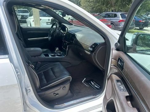 Used 2019 Jeep Grand Cherokee Overland RWD image 9