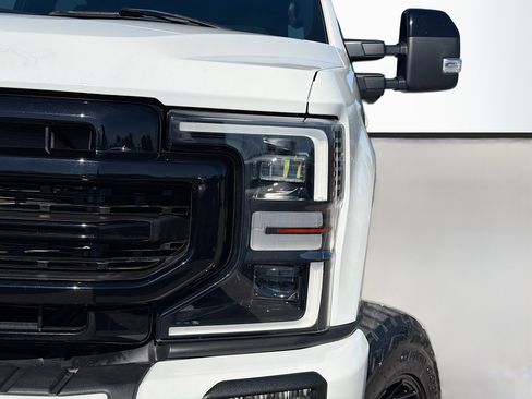 Used 2022 Ford F250 Lariat w/ Black Appearance Package image 9