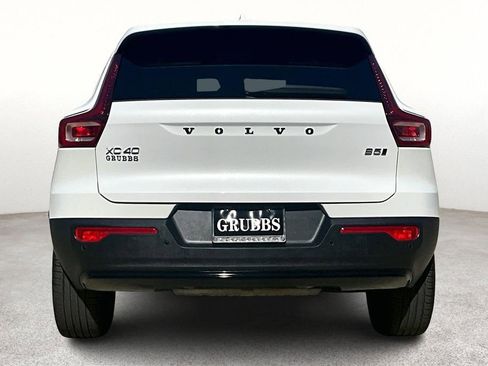 Used 2025 Volvo XC40 B5 Plus image 7