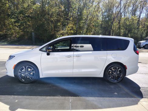 New 2026 Chrysler Pacifica Select image 8