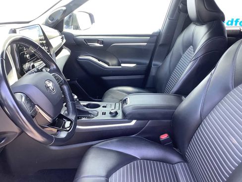 Used 2021 Toyota Highlander XSE AWD/4WD image 2