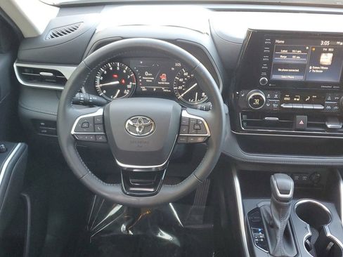 Used 2021 Toyota Highlander XLE image 19