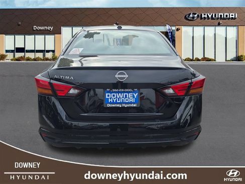 Used 2025 Nissan Altima 2.5 SV FWD image 4