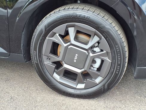 Used 2025 Kia Carnival EX FWD image 11