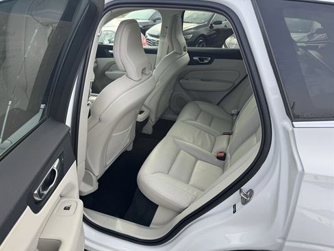 Used 2022 Volvo XC60 B5 Momentum image 19