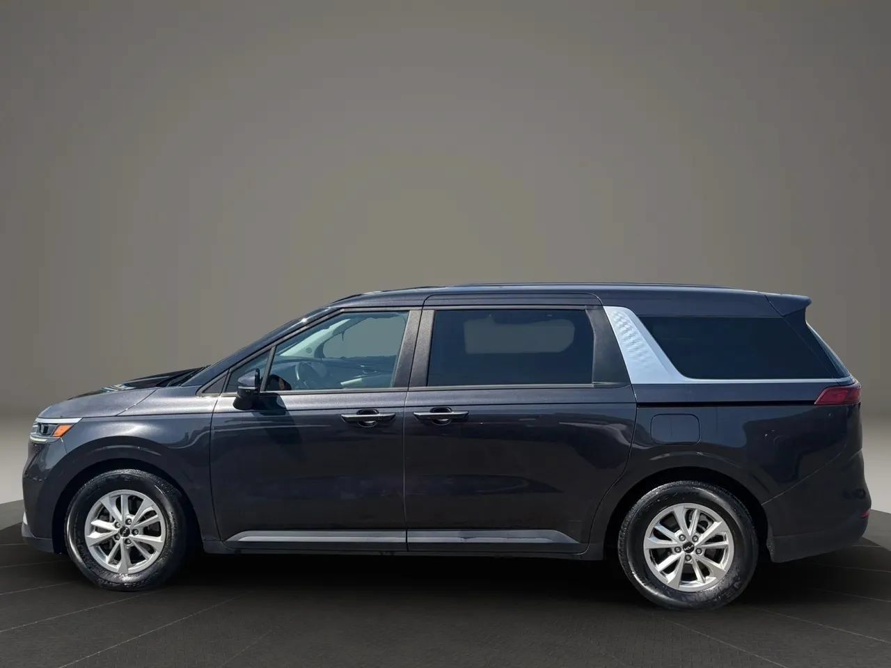 Used 2022 Kia Carnival LX FWD image 2