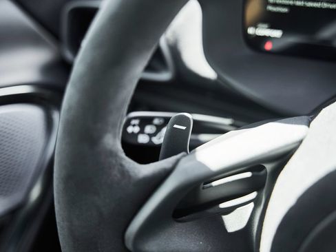 Used 2024 McLaren Artura RWD image 36