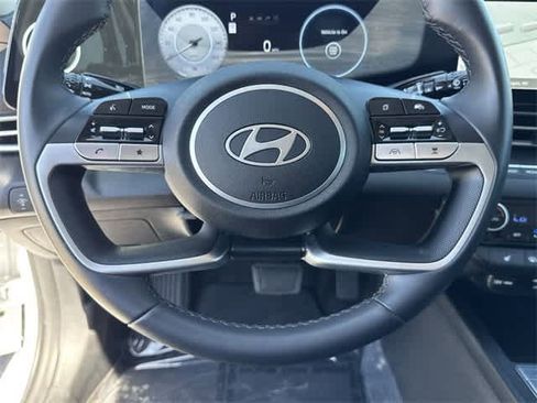 Used 2025 Hyundai Elantra Limited image 24