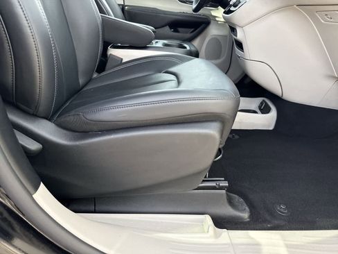 Used 2024 Chrysler Pacifica Select image 12