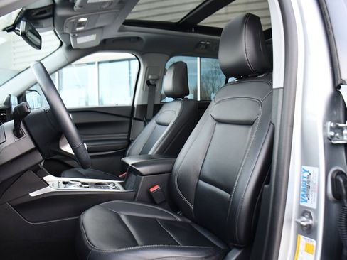 Used 2023 Ford Explorer XLT w/ Equipment Group 202A image 13