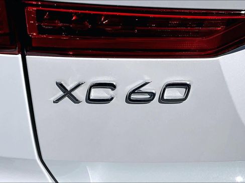 Used 2022 Volvo XC60 B5 Momentum w/ Climate Package image 30