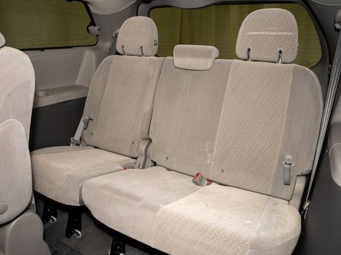 Used 2019 Toyota Sienna LE image 9