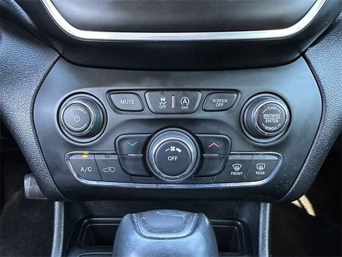 Used 2019 Jeep Cherokee Latitude Plus image 21