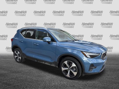 Used 2025 Volvo XC40 B5 Plus image 2