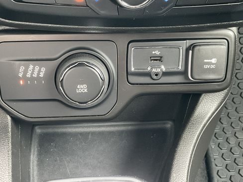 Used 2023 Jeep Renegade Latitude AWD/4WD image 18