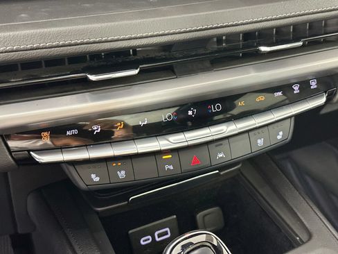 Used 2024 Cadillac XT4 Premium Luxury w/ Technology Package AWD/4WD image 17